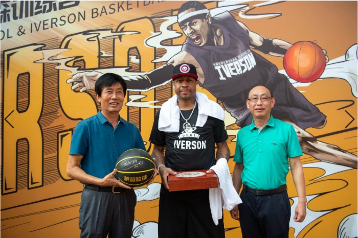 篮球巨星艾弗森走进华师初中,现场教学激励学子触摸国际星未来