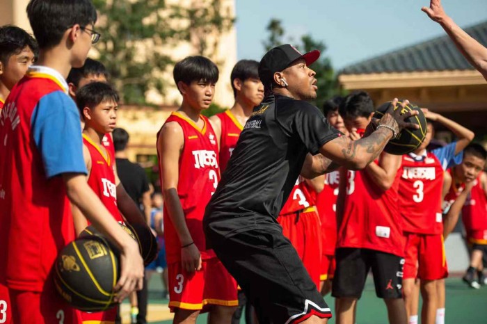 篮球巨星艾弗森走进华师初中,现场教学激励学子触摸国际星未来 教育培训 第3张 篮球巨星艾弗森走进华师初中,现场教学激励学子触摸国际星未来 教育培训 第3张