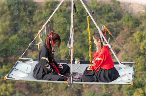 棋手在黄腾峡空中吊床下象棋,网友:高空对决