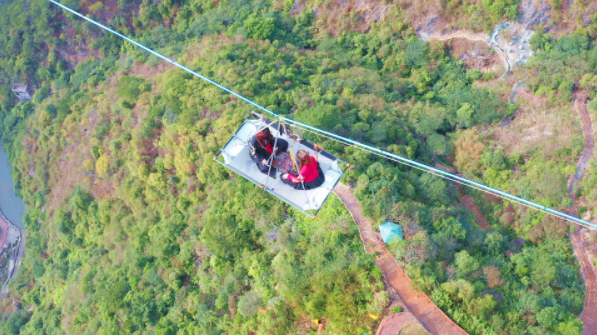 棋手在黄腾峡空中吊床下象棋,网友:高空对决 广州旅游 第4张 棋手在黄腾峡空中吊床下象棋,网友:高空对决 广州旅游 第4张