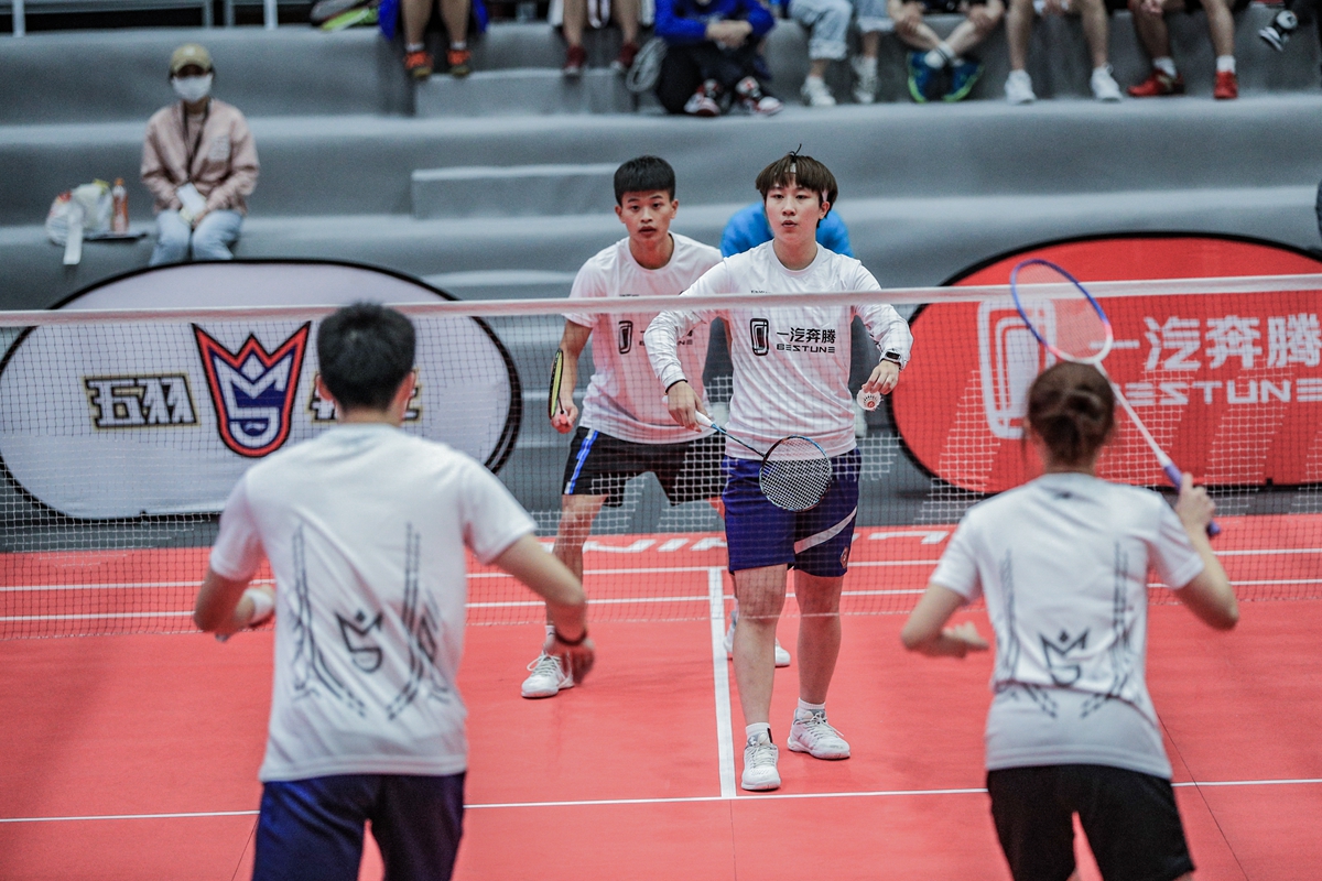 8-球队激烈比赛中.jpg 2021一汽奔腾·李宁“五羽轮比”羽毛球赛总决赛圆满收官 广东资讯 第6张 2021一汽奔腾·李宁“五羽轮比”羽毛球赛总决赛圆满收官 广东资讯 第6张