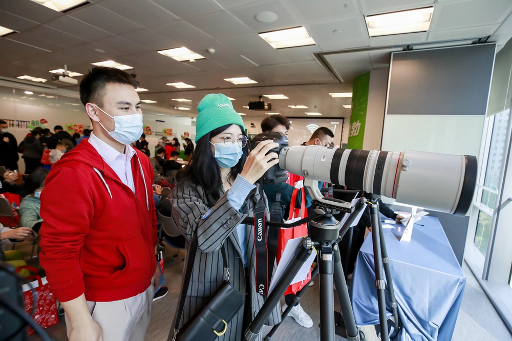 现场观众体验EOS R3神奇的眼控对焦功能(1).jpg 佳能“速度与感动”三大摄影师作品联展及华南生态摄影比赛正式启动 展会快讯 第8张 佳能“速度与感动”三大摄影师作品联展及华南生态摄影比赛正式启动 展会快讯 第8张