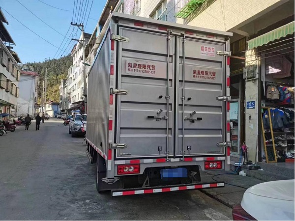 “服装物流达人”韦新春:轻卡跑长途就选领航M5 开得舒服、赚得更多 汽车频道 第4张 “服装物流达人”韦新春:轻卡跑长途就选领航M5 开得舒服、赚得更多 汽车频道 第4张