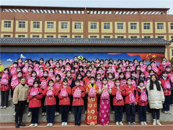 聚划算百亿补贴携手商家捐赠百万片卫生巾 助力偏远地区女生建立健康自信的生理期 新闻资讯  聚划算百亿补贴携手商家捐赠百万片卫生巾 助力偏远地区女生建立健康自信的生理期 新闻资讯