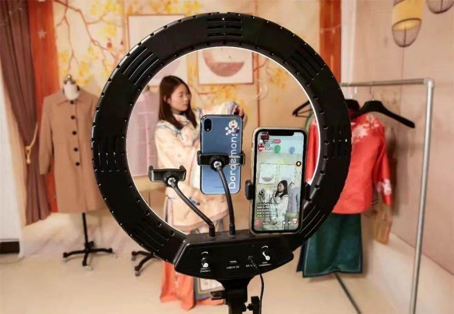 95后淘宝寿衣模特2年后重启直播,称在直播间里能感受到温暖