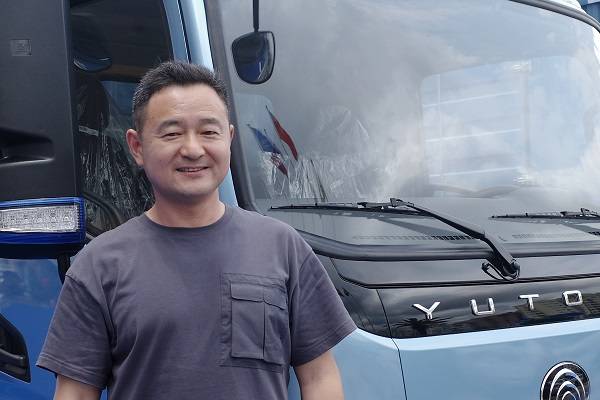 宇通新能源轻卡T系列体验官程峰:跑的远赚的多 助力事业快速发展
