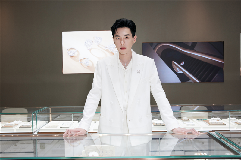 邂逅旖旎繁花,绽放盎然爱意 与CRD克徕帝品牌代言人张若昀共游秘密花园 时尚潮流 第4张 邂逅旖旎繁花,绽放盎然爱意 与CRD克徕帝品牌代言人张若昀共游秘密花园 时尚潮流 第4张