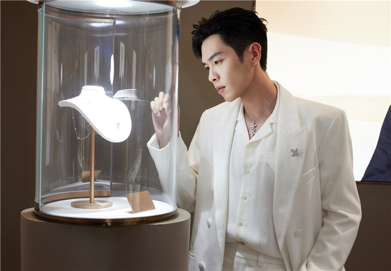 邂逅旖旎繁花,绽放盎然爱意 与CRD克徕帝品牌代言人张若昀共游秘密花园 时尚潮流 第9张 邂逅旖旎繁花,绽放盎然爱意 与CRD克徕帝品牌代言人张若昀共游秘密花园 时尚潮流 第9张