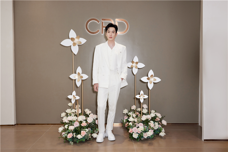 邂逅旖旎繁花,绽放盎然爱意 与CRD克徕帝品牌代言人张若昀共游秘密花园 时尚潮流 第10张 邂逅旖旎繁花,绽放盎然爱意 与CRD克徕帝品牌代言人张若昀共游秘密花园 时尚潮流 第10张