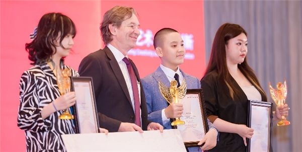下载.jpg 李秉宸等多名深圳中学生获评“2023福布斯中国青少年艺术家”金奖 新闻资讯 下载.jpg 李秉宸等多名深圳中学生获评“2023福布斯中国青少年艺术家”金奖 新闻资讯