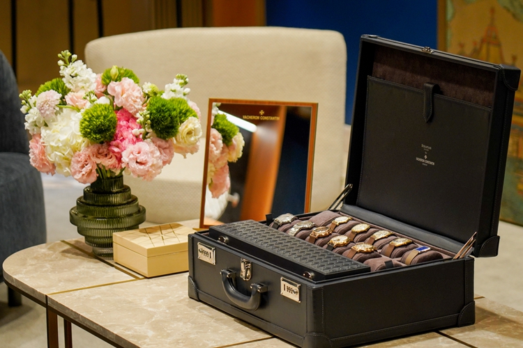 Les Collectionneurs收藏家系列古董时计广州首展_03.jpg “卓尔不群”   江诗丹顿收藏家系列首次亮相广州太古汇旗舰店 广州资讯 第2张 “卓尔不群”   江诗丹顿收藏家系列首次亮相广州太古汇旗舰店 广州资讯 第2张