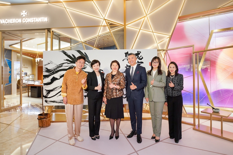 江诗丹顿广州太古汇旗舰店开业盛典合影.jpg “卓尔不群”   江诗丹顿收藏家系列首次亮相广州太古汇旗舰店 广州资讯 第6张 “卓尔不群”   江诗丹顿收藏家系列首次亮相广州太古汇旗舰店 广州资讯 第6张