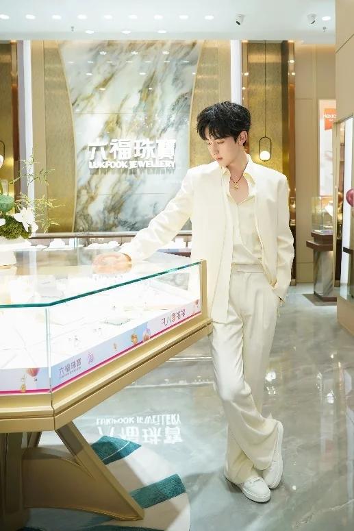 长春郭俊辰空降家乡X六福珠宝高燃庆生 开启福禄狂欢 ——六福珠宝2024周年庆发布会 新闻资讯 第12张 长春郭俊辰空降家乡X六福珠宝高燃庆生 开启福禄狂欢 ——六福珠宝2024周年庆发布会 新闻资讯 第12张