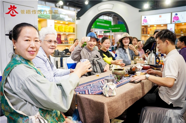 苍梧县茶产业发展局引领茶企亮相2024秋季中国  (广州)国际茶业博览会 新闻资讯 第3张 苍梧县茶产业发展局引领茶企亮相2024秋季中国  (广州)国际茶业博览会 新闻资讯 第3张