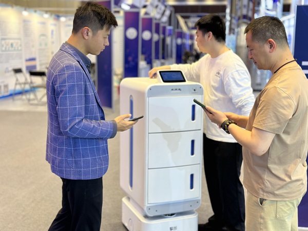 擎朗亮相2025华南医院信息网络大会，引领智慧医院建设新浪潮 新闻资讯 第2张