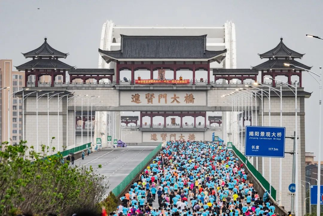 福达·2025揭阳马拉松赛激情开跑！2万名跑者共绘古城新画卷 新闻资讯 第1张