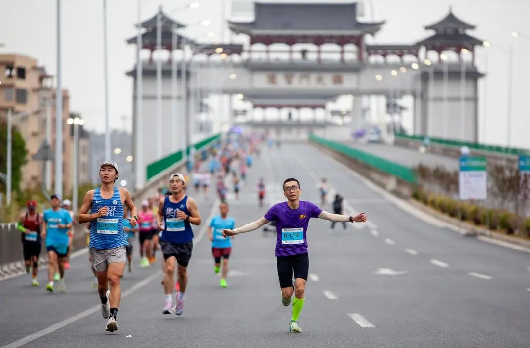 福达·2025揭阳马拉松赛激情开跑！2万名跑者共绘古城新画卷 新闻资讯 第26张