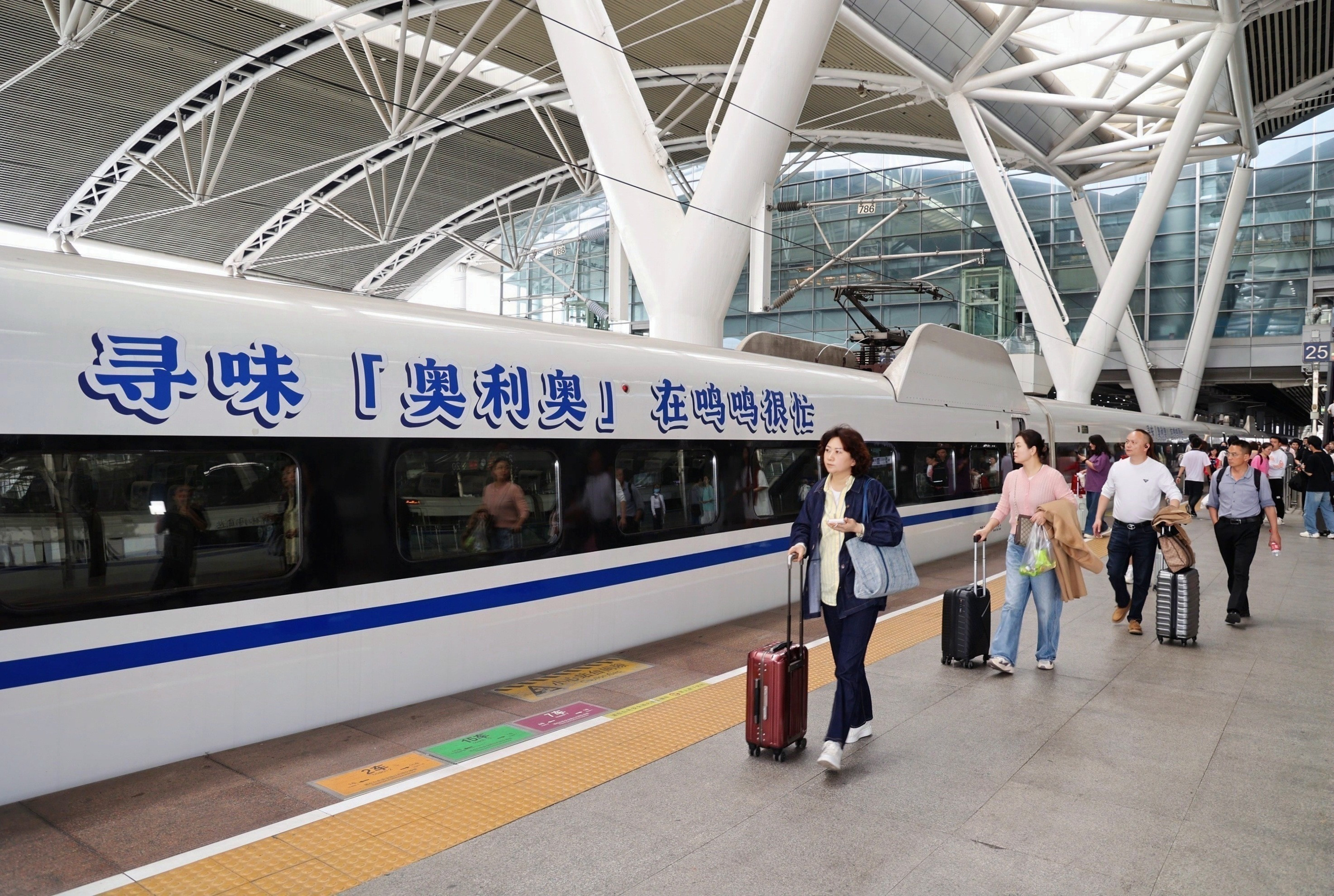 亿滋中国奥利奥×鸣鸣很忙冠名开往春天的列车,打造行业深度营销标杆案例