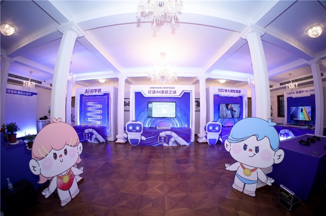 机器人跳舞,AI“漫”游打开,“噜咔AI湛江赤坎”活动看点慢慢