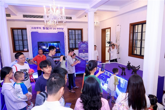 4.jpeg 机器人跳舞,AI“漫”游打开,“噜咔AI湛江赤坎”活动看点慢慢 新闻资讯 第4张 机器人跳舞,AI“漫”游打开,“噜咔AI湛江赤坎”活动看点慢慢 新闻资讯 第4张