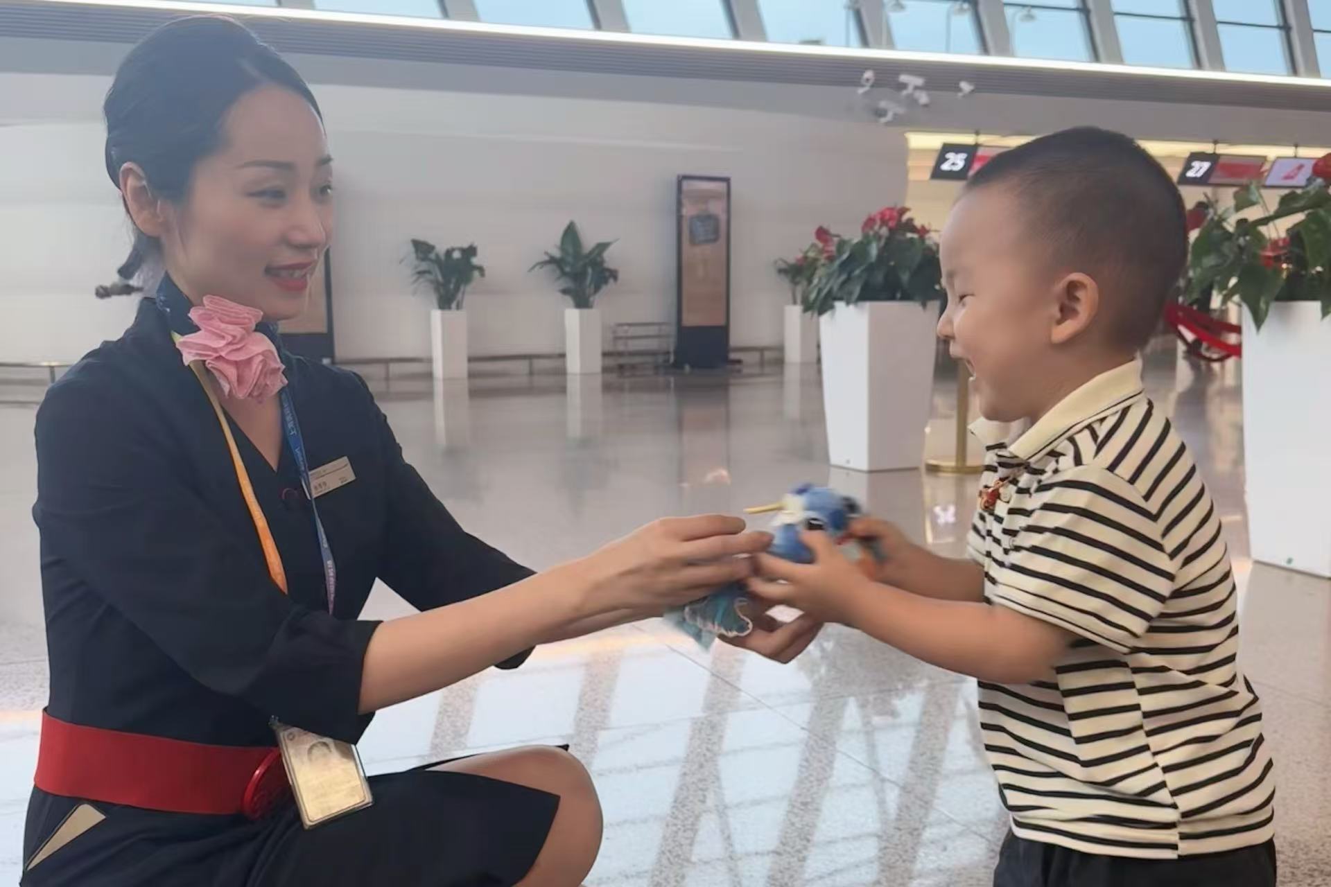 3.jpg 东航儿童节惊喜:浦东机场史迪奇萌礼相赠,暑期全新航线启航在即 新闻资讯 第3张 东航儿童节惊喜:浦东机场史迪奇萌礼相赠,暑期全新航线启航在即 新闻资讯 第3张