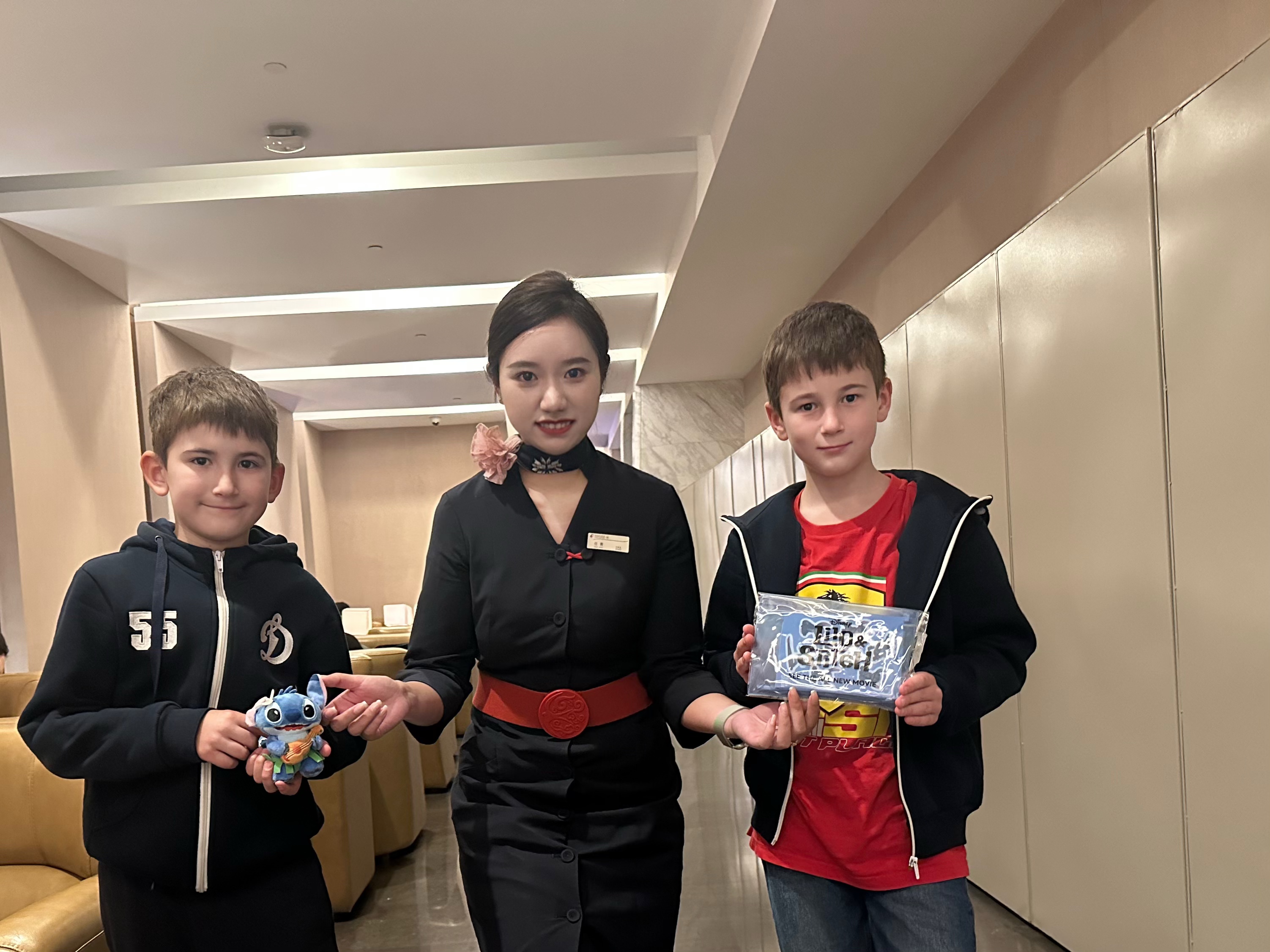 东航儿童节惊喜:浦东机场史迪奇萌礼相赠,暑期全新航线启航在即