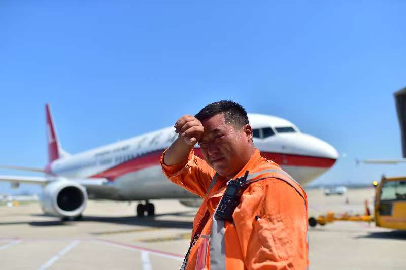 1.jpg 暑运旺季:东航装卸员说“行李明显多了” 新闻资讯 第1张 暑运旺季:东航装卸员说“行李明显多了” 新闻资讯 第1张