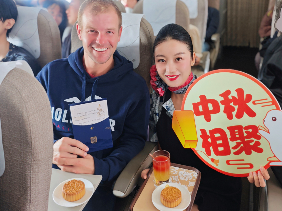 2025国庆中秋“双节”假期收官，东航近2.5万班航班承运超365万旅客 新闻资讯 第2张