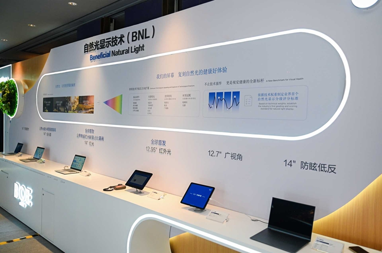 微信图片_2025-10-15_031217_001.jpg 京东方柔性OLED旗舰新品发布 携手OPPO一加共同开启中国屏幕刷新时刻 国内资讯 第2张 京东方柔性OLED旗舰新品发布 携手OPPO一加共同开启中国屏幕刷新时刻 国内资讯 第2张