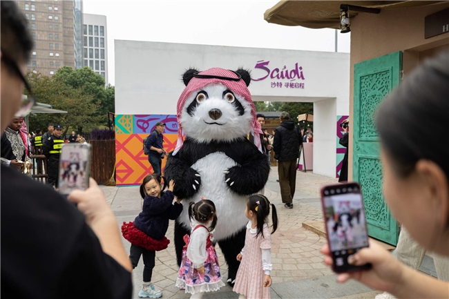 上海“沙特小镇”首日爆满!一秒穿越阿拉伯,沉浸式体验圈粉无数 新闻资讯 第8张 上海“沙特小镇”首日爆满!一秒穿越阿拉伯,沉浸式体验圈粉无数 新闻资讯 第8张