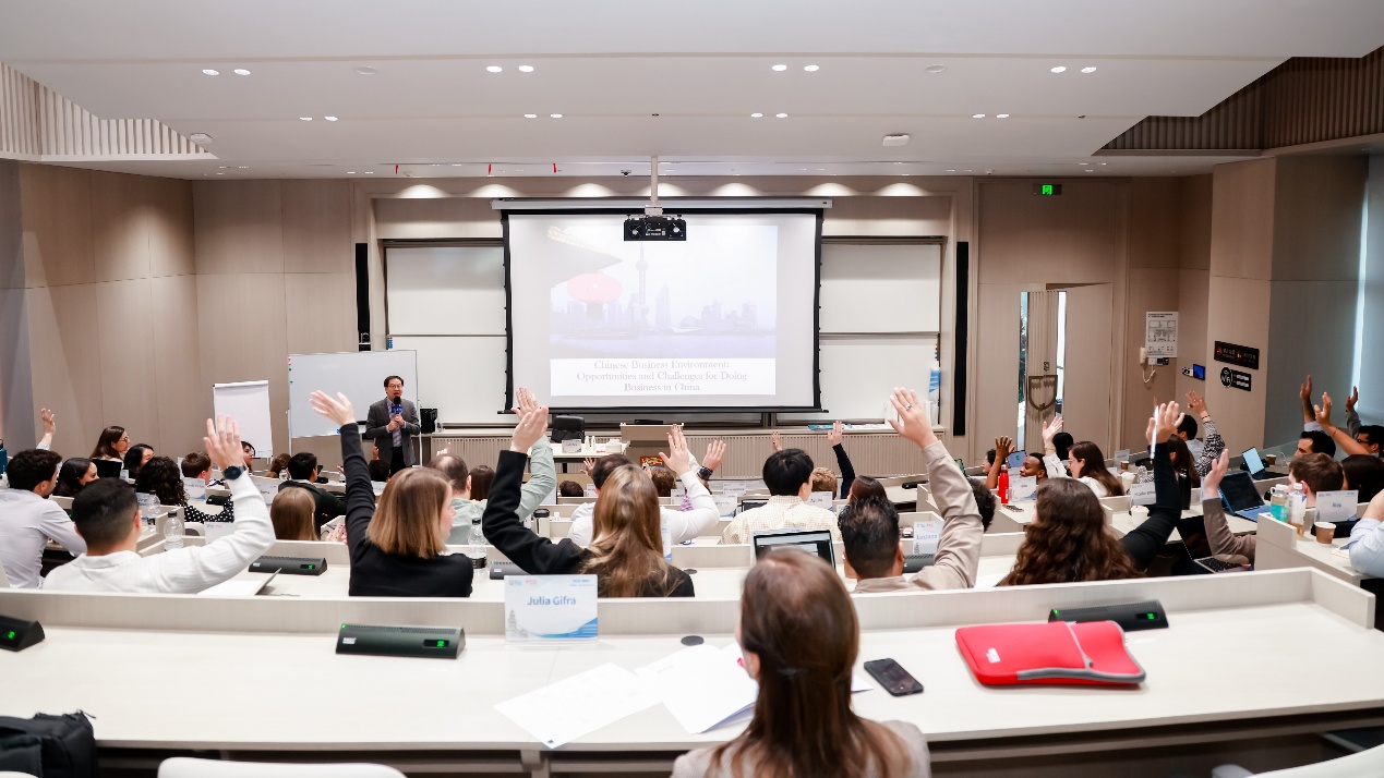 1767669258964184.jpg 文脉相融,山海相逢 |专属定制・深度沉浸:IESE MBA×港大经管跨文化商业学习之旅 新闻资讯 第7张 文脉相融,山海相逢 |专属定制・深度沉浸:IESE MBA×港大经管跨文化商业学习之旅 新闻资讯 第7张