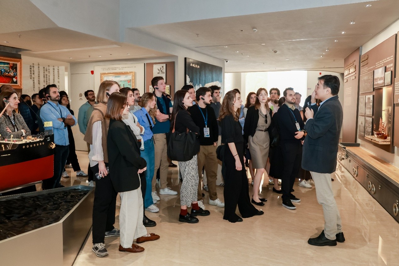 1767669302221788.jpg 文脉相融,山海相逢 |专属定制・深度沉浸:IESE MBA×港大经管跨文化商业学习之旅 新闻资讯 第13张 文脉相融,山海相逢 |专属定制・深度沉浸:IESE MBA×港大经管跨文化商业学习之旅 新闻资讯 第13张