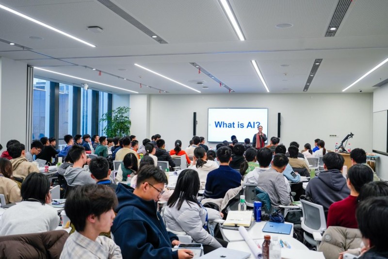 香港科技大学“卓越先修计划”首登上海 ,“AI实践力”冬令营引领上百名高中生沉浸AI实战 新闻资讯 第4张 香港科技大学“卓越先修计划”首登上海 ,“AI实践力”冬令营引领上百名高中生沉浸AI实战 新闻资讯 第4张